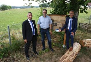 Volksbank Nordschwarzwald eG spendet Hochbeete, Nistkästen und Insektenhotel
